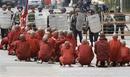 religionandterror_com_wp-content_uploads_2007_09_burmese-monks-defy-troops-od-92707.jpg
